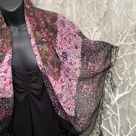 Vintage 80’s (yup, I’ve had that long 😉🤣) Purple Floral Scarf with Fringe - Picture 6 of 7